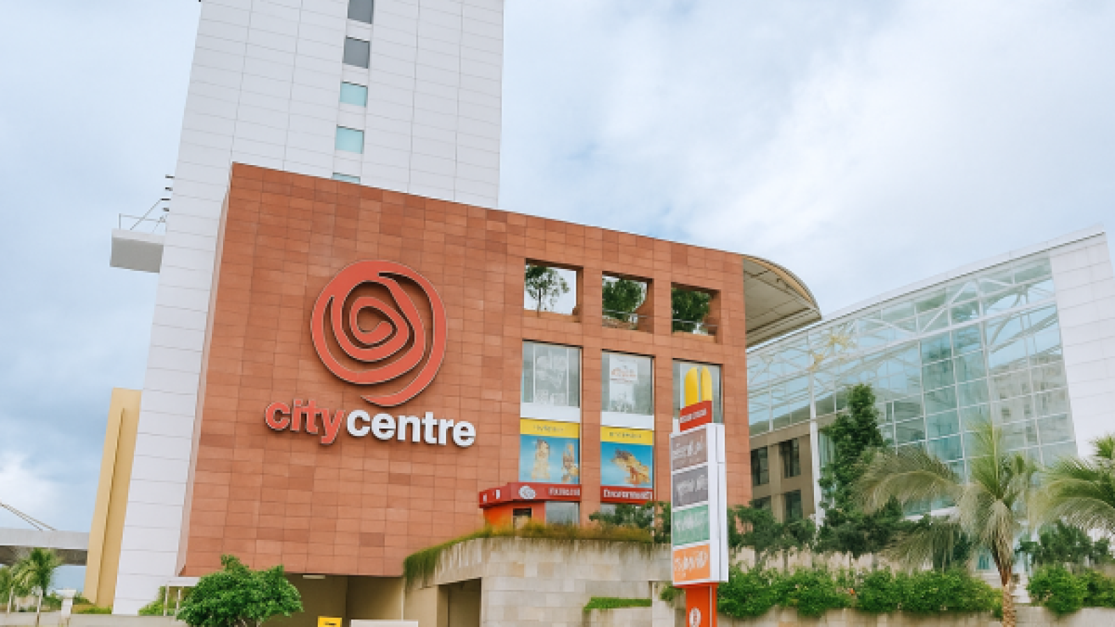 City-Centre-and-Swissotel-Skyline-r8emdfcncytyy0rouejpkg1xcjl752rpwi99exw1oo